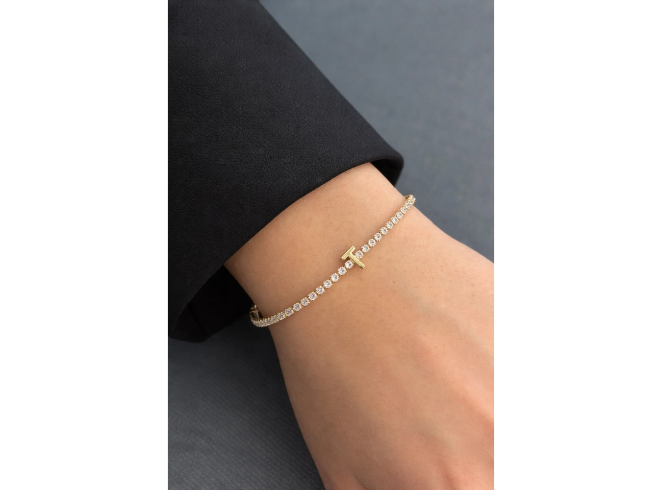 Altın Renk T Harfli Taş Detaylı Çelik Bileklik