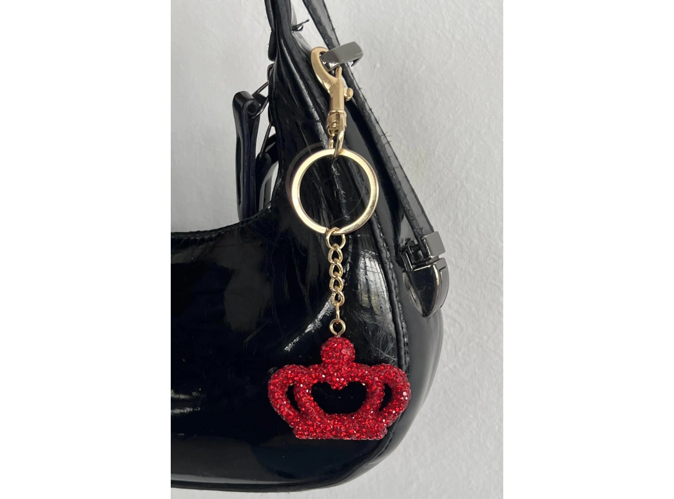 Altın Renk Taç Figürlü Kırmızı Taş Detaylı Çanta Charm/ Anahtarlık