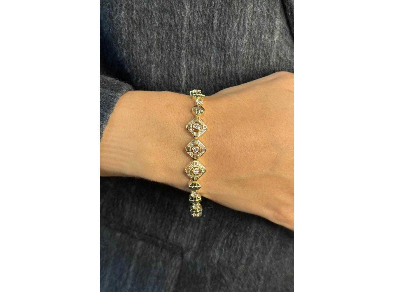 Altın Renk Taş Detaylı 14K Altın Kaplama VİP Bileklik