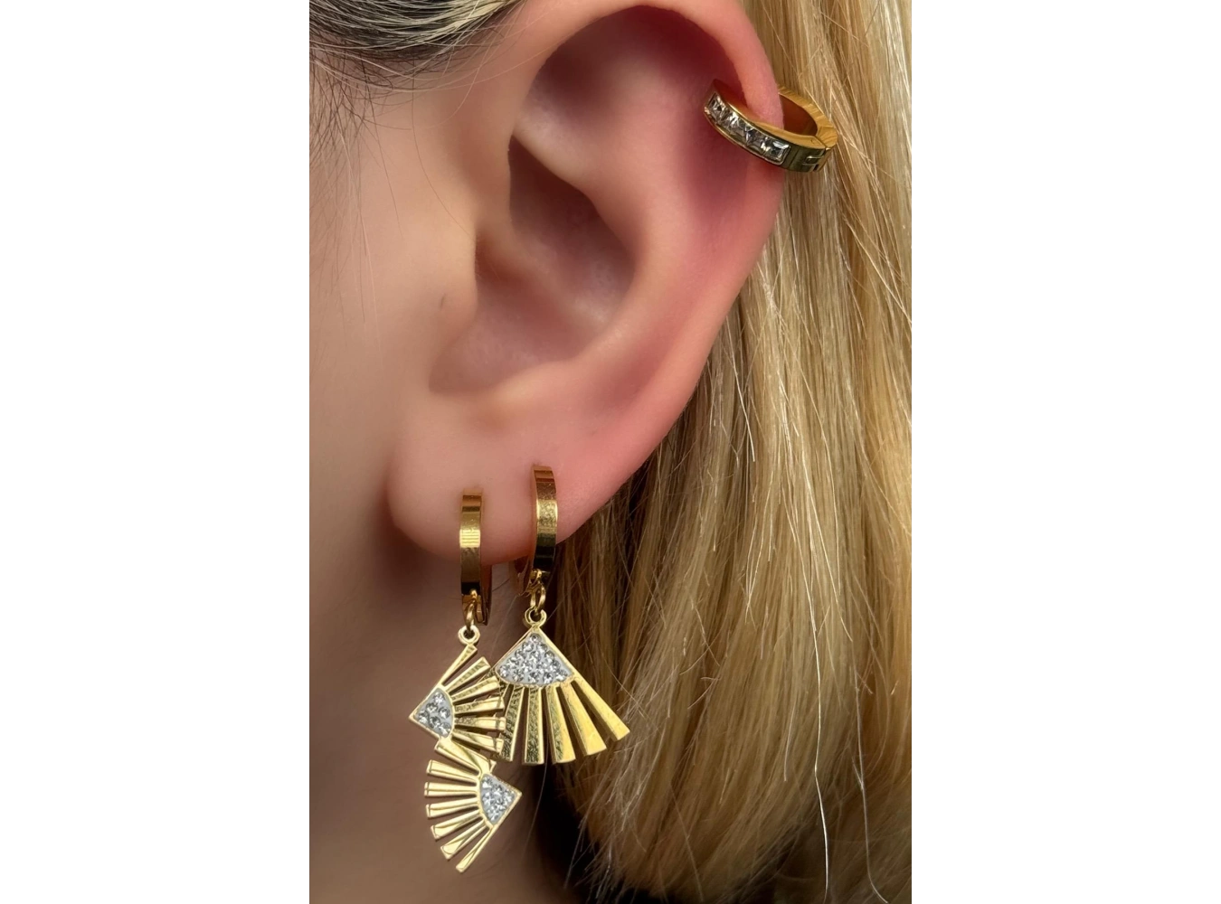 Altın Renk Taş Detaylı 3lü Çelik Küpe