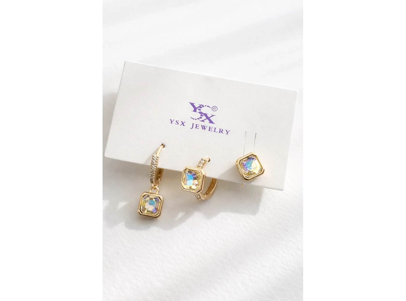 Altın Renk Taş Detaylı 3lü Küpe Set