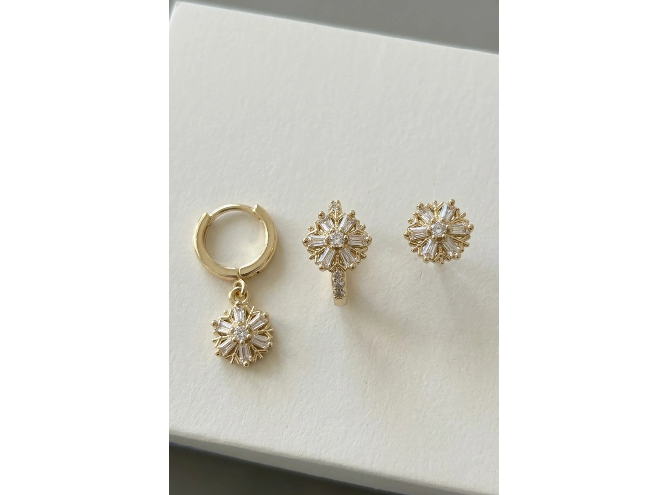 Altın Renk Taş Detaylı 3lü YSX Küpe Set