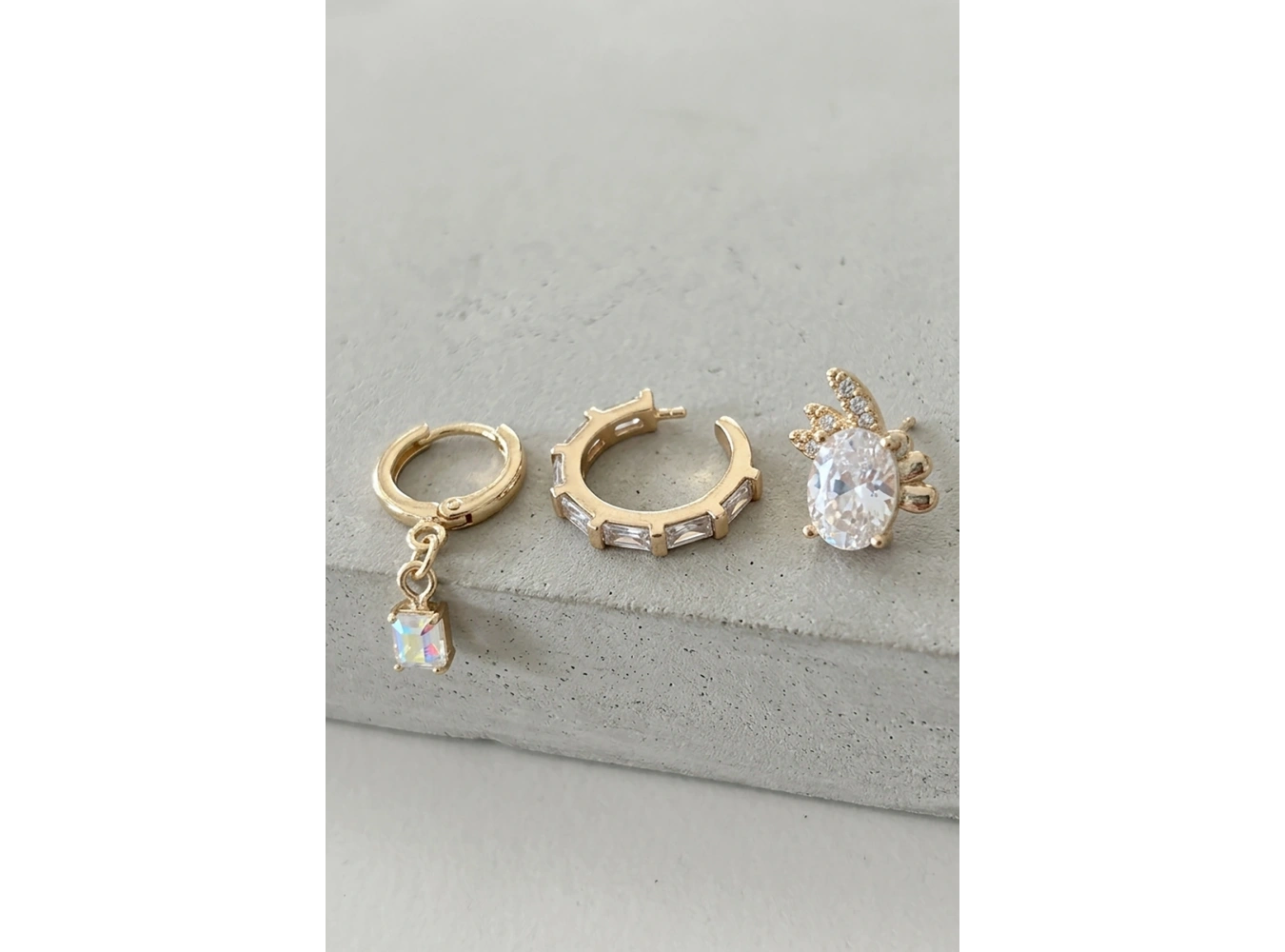 Altın Renk Taş Detaylı 3lü YSX Küpe Set