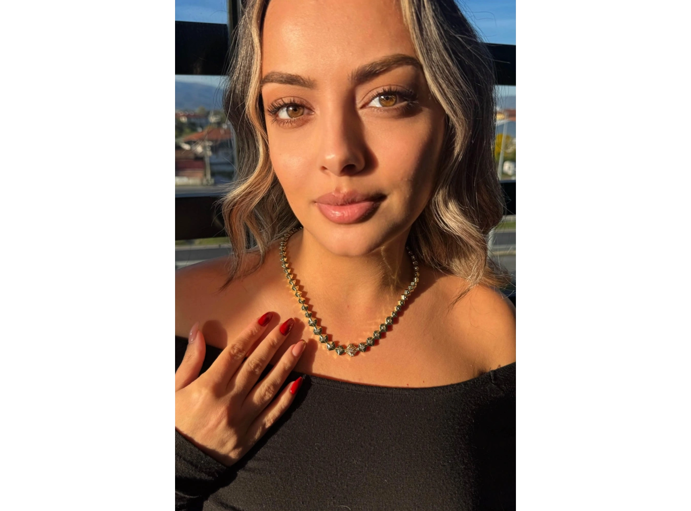 Altın Renk Taş Detaylı Altın Kaplama VİP Kolye