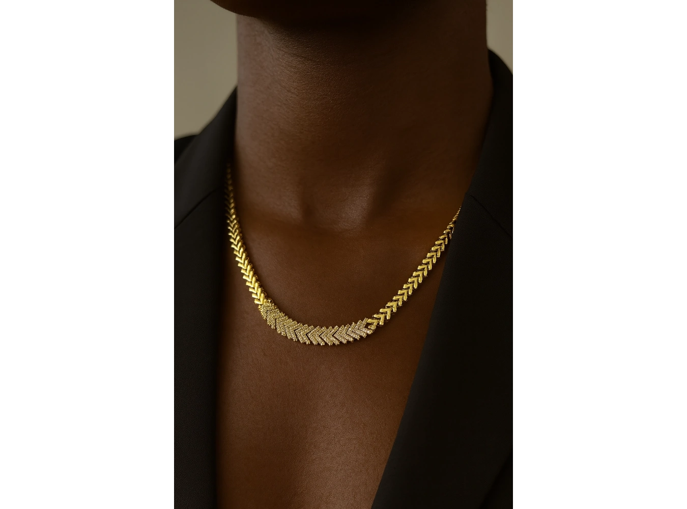 Altın Renk Taş Detaylı Balık Sırtı VİP Kolye