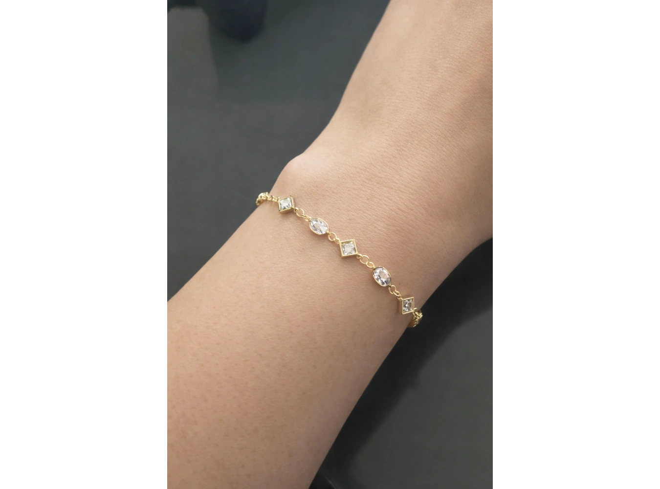 Altın Renk Taş Detaylı Bileklik