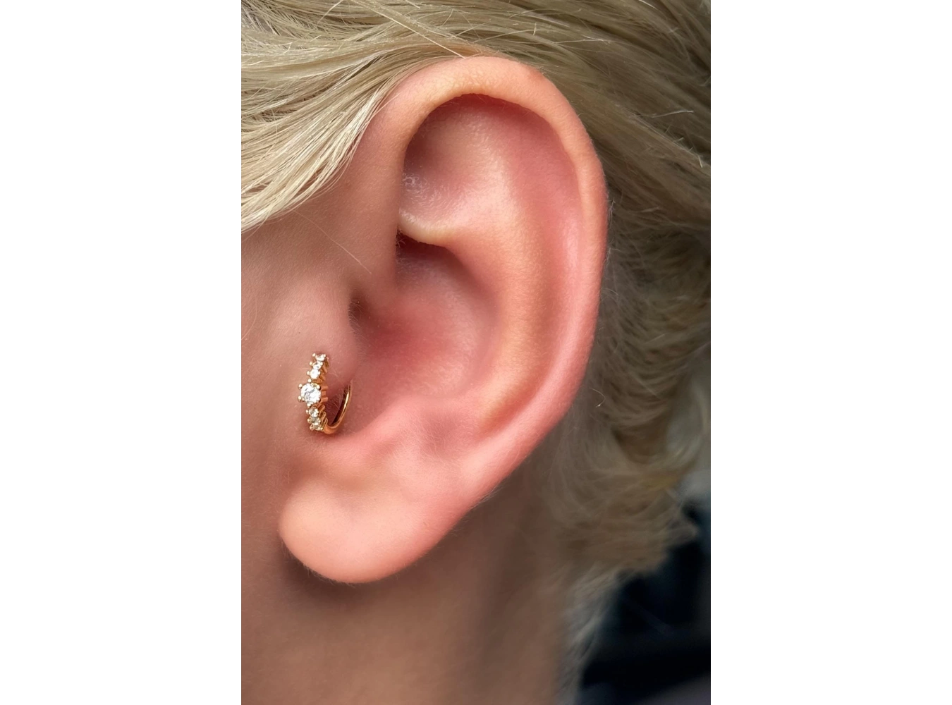 Altın Renk Taş Detaylı Çelik Halka Tragus/Kıkırdak Küpe/Piercing (Tek)