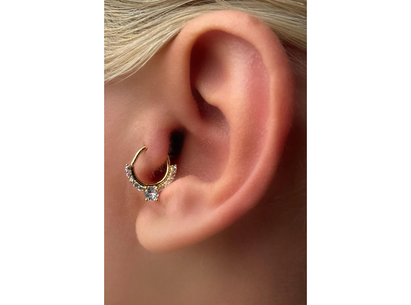 Altın Renk Taş Detaylı Çelik Halka Tragus/Kıkırdak Küpe/Piercing (Tek)
