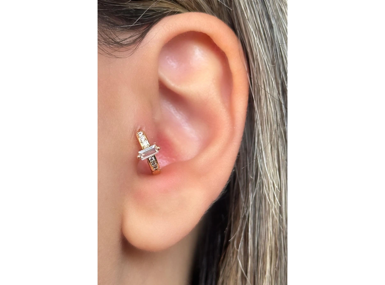 Altın Renk Taş Detaylı Çelik Halka Tragus/Kıkırdak Küpe/Piercing (Tek)