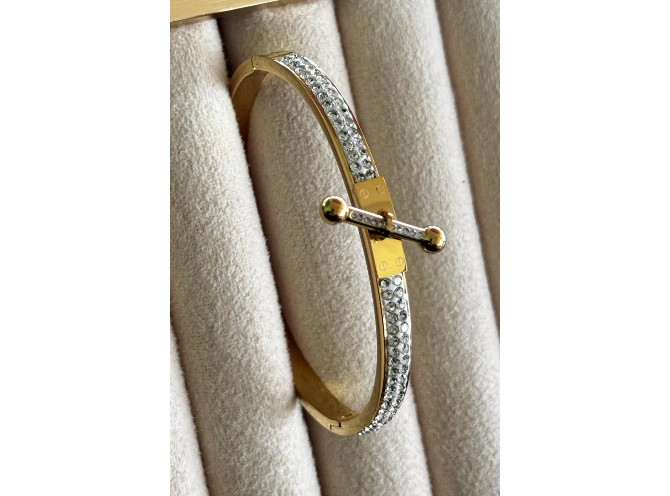 Altın Renk Taş Detaylı Çelik Kelepçe Bileklik