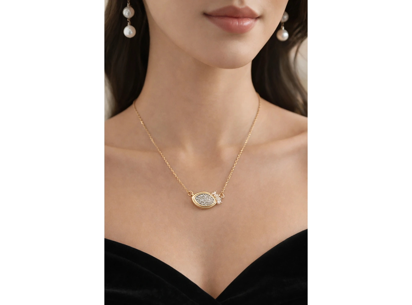 Altın Renk Taş Detaylı Çelik Kolye