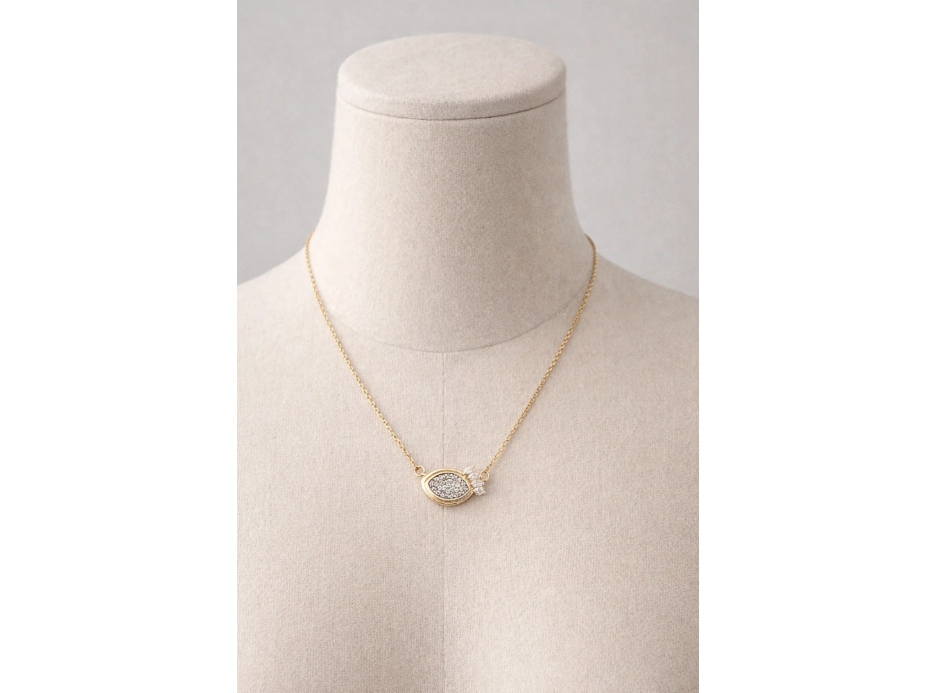 Altın Renk Taş Detaylı Çelik Kolye