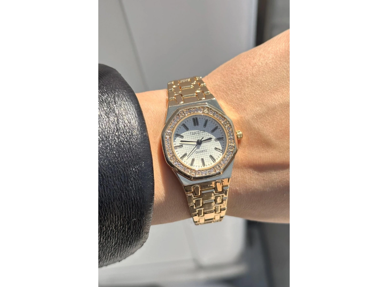 Altın Renk Taş Detaylı Çelik Kordonlu Kadın Saat