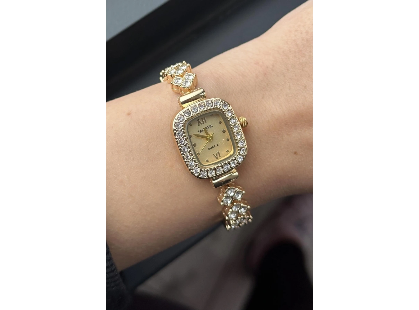 Altın Renk Taş Detaylı Çelik Kordonlu Kadın Saat