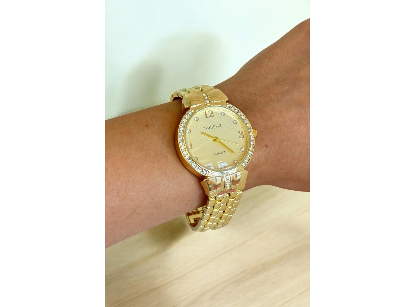 Altın Renk Taş Detaylı Çelik Kordonlu Kadın Saat