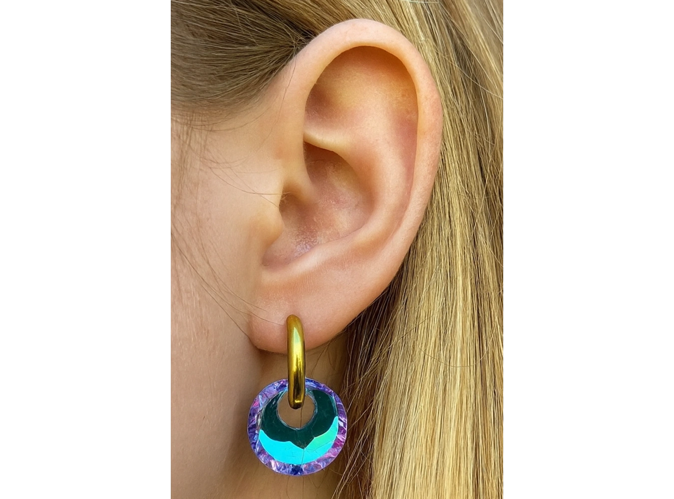 Altın Renk Taş Detaylı Çelik Küpe (Çift)