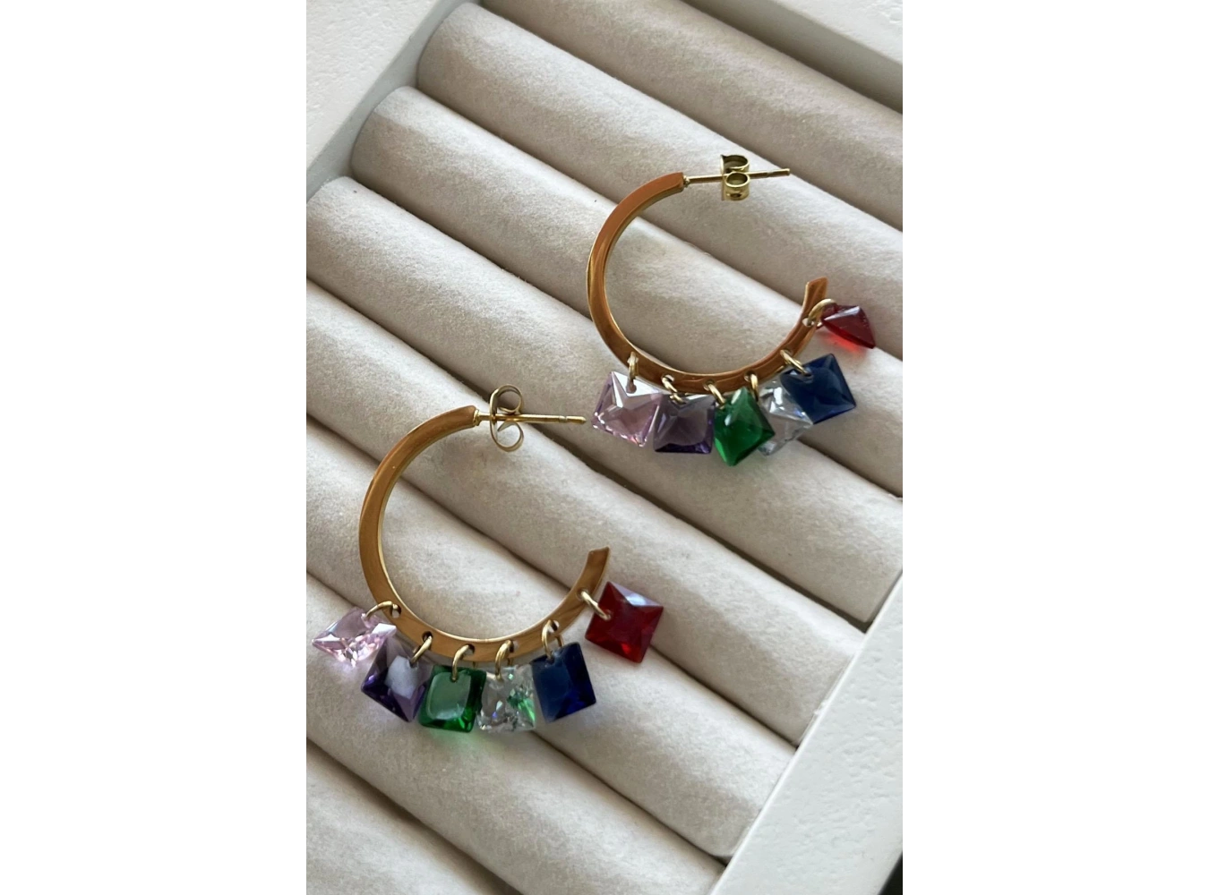 Altın Renk Taş Detaylı Çelik Küpe (Çift)