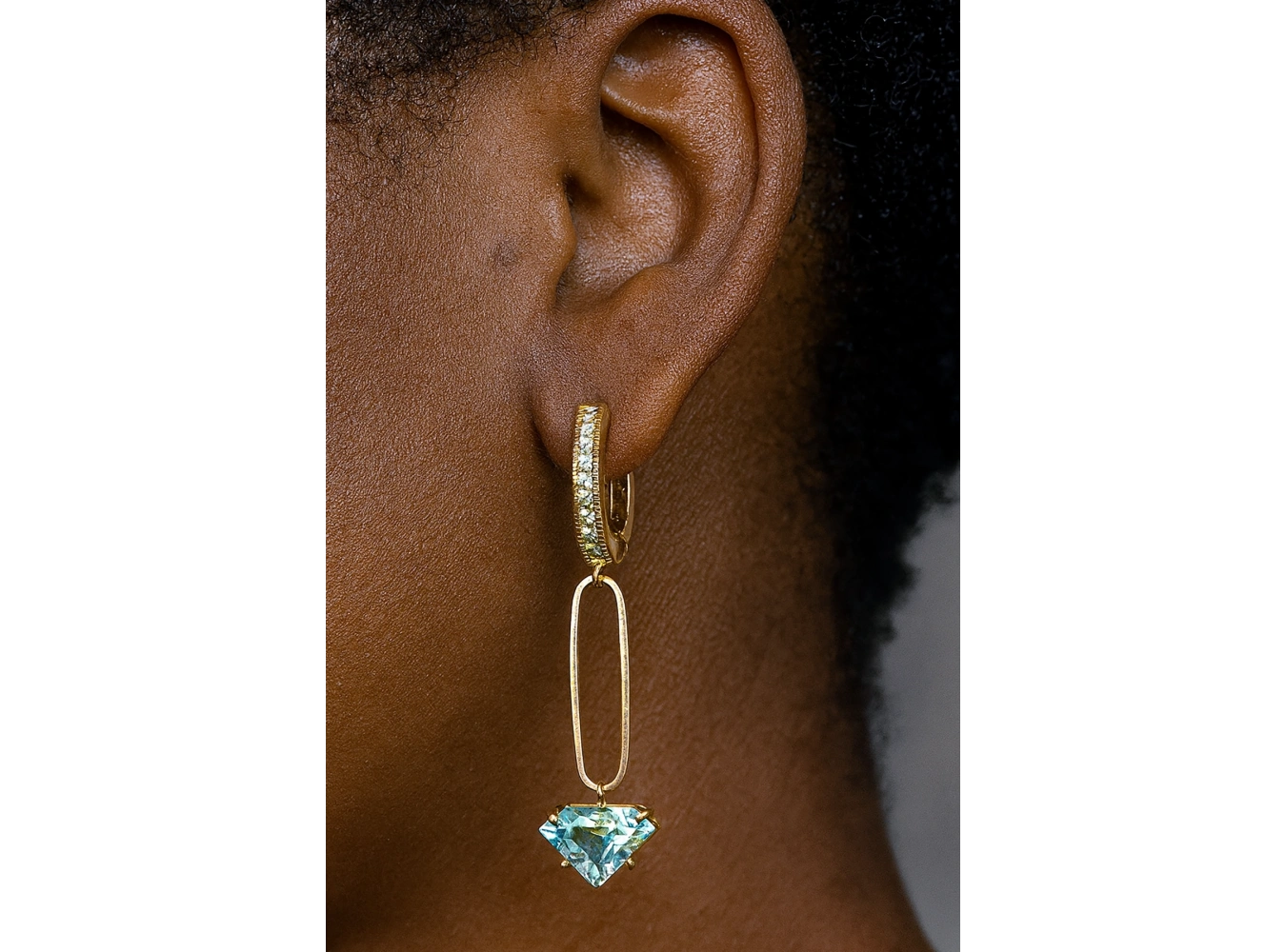 Altın Renk Taş Detaylı Çelik Küpe (Çift)