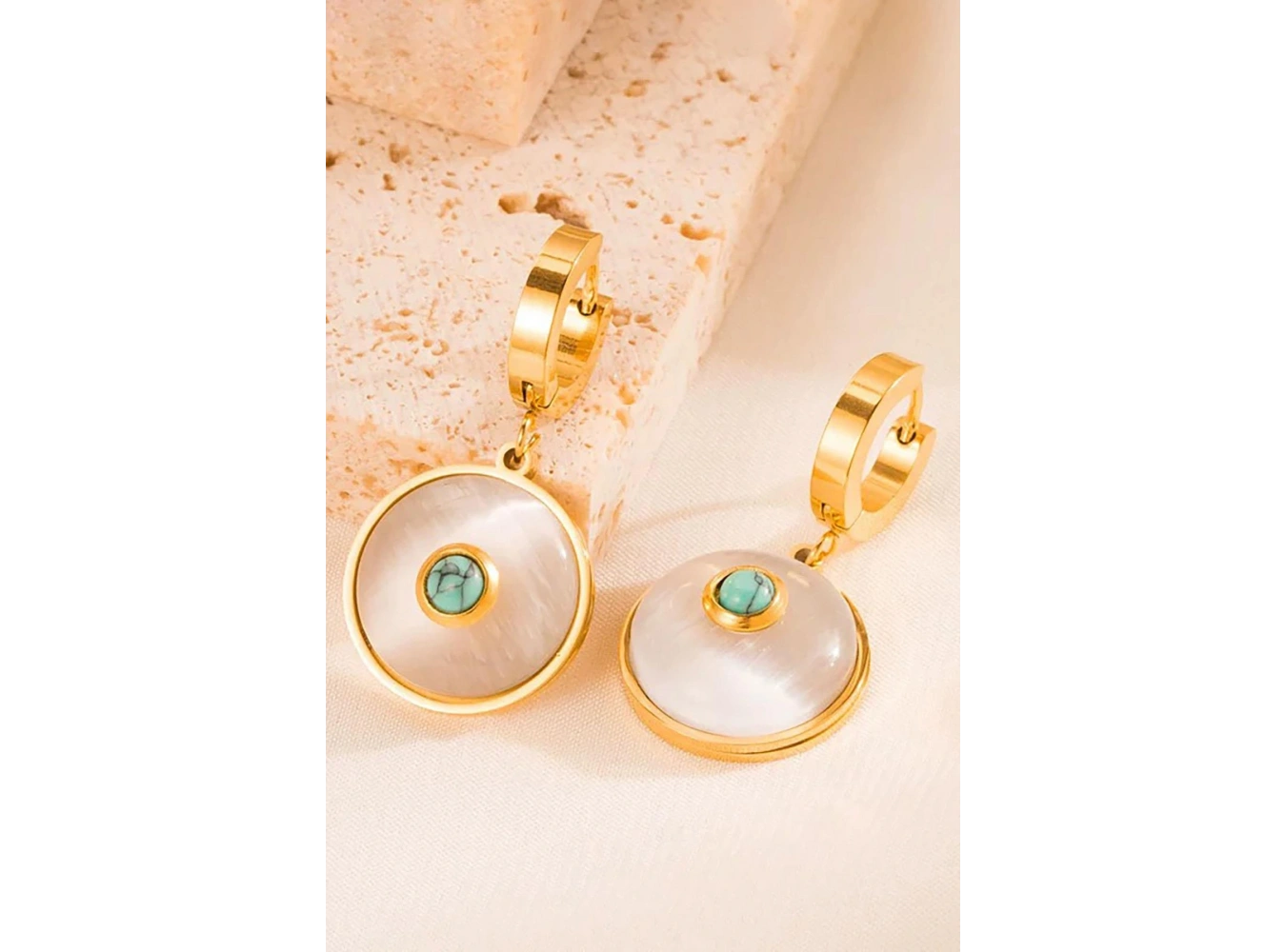 Altın Renk Taş Detaylı Çelik Küpe (Çift)