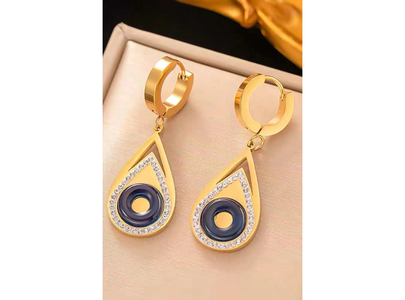 Altın Renk Taş Detaylı Çelik Küpe (Çift)