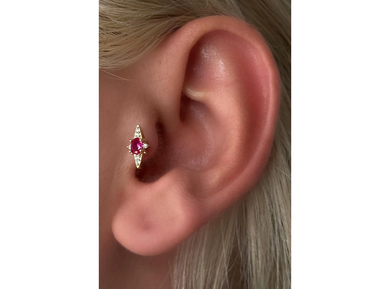 Altın Renk Taş Detaylı Çelik Tragus/Kıkırdak Küpe/Piercing (Tek)