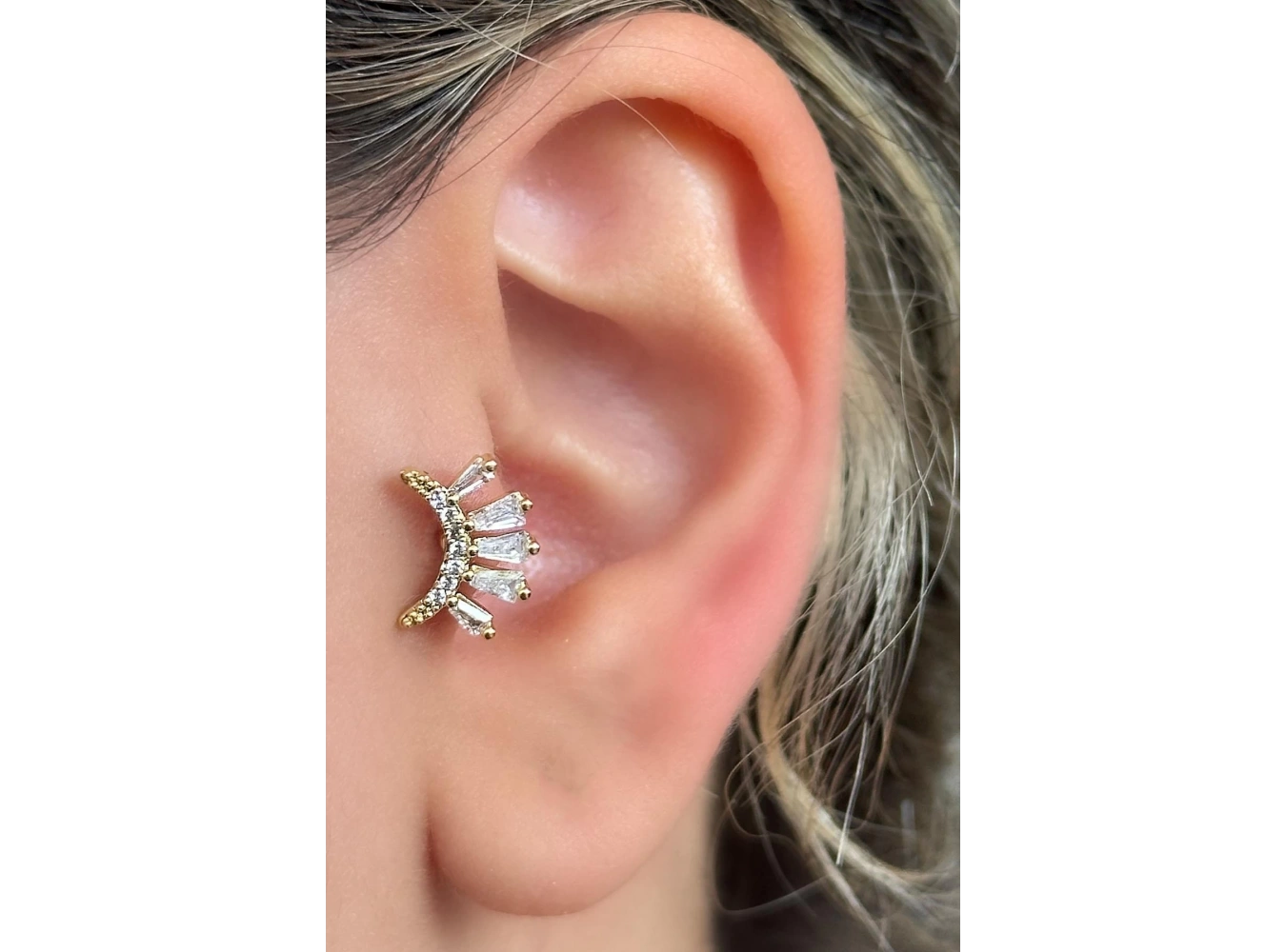 Altın Renk Taş Detaylı Çelik Tragus/Kıkırdak Küpe/Piercing (Tek)