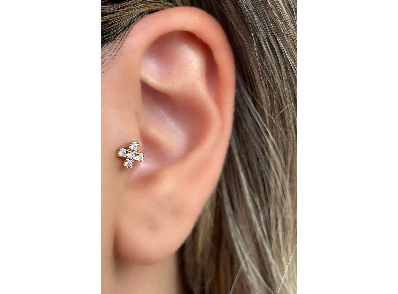 Altın Renk Taş Detaylı Çelik Tragus/Kıkırdak Küpe/Piercing (Tek)