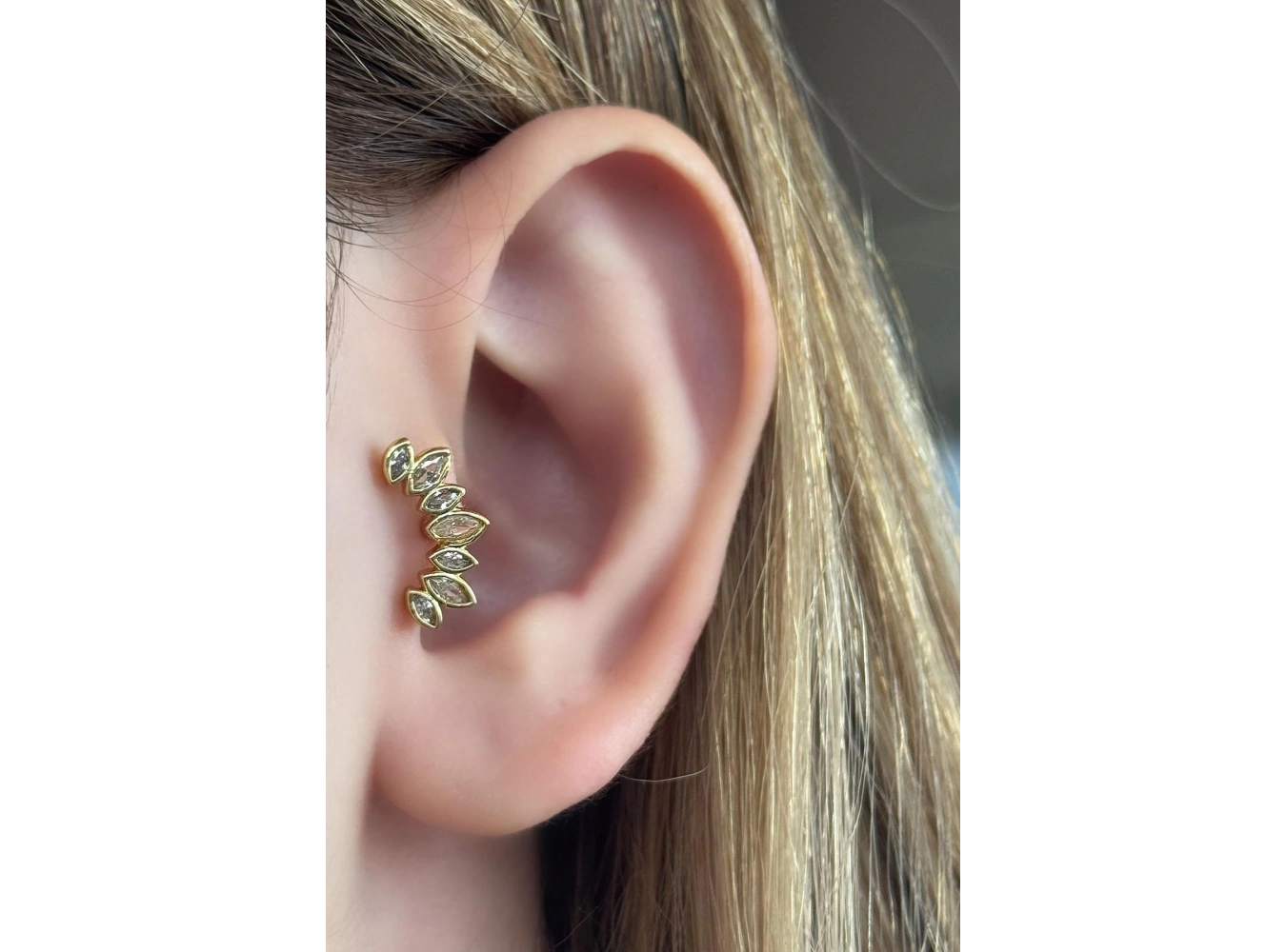 Altın Renk Taş Detaylı Çelik Tragus/Kıkırdak Küpe/Piercing (Tek)