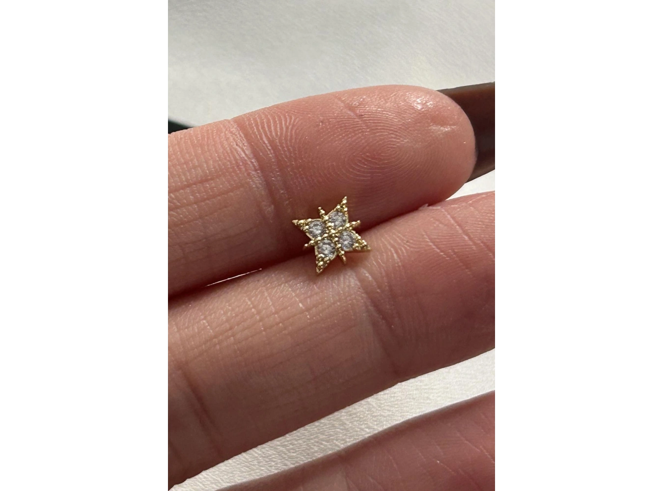 Altın Renk Taş Detaylı Cerrahi Çelik Tragus/Kıkırdak Küpe/Piercing (Tek)