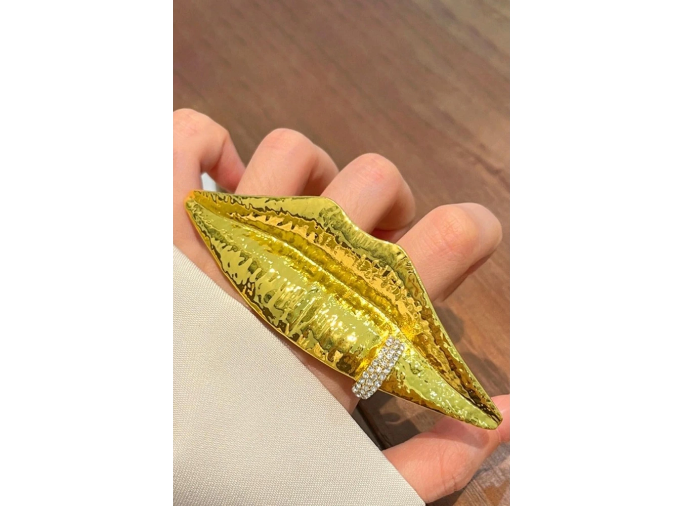 Altın Renk Taş Detaylı Çoklu Dudak Figürlü Tasarım Yüzük