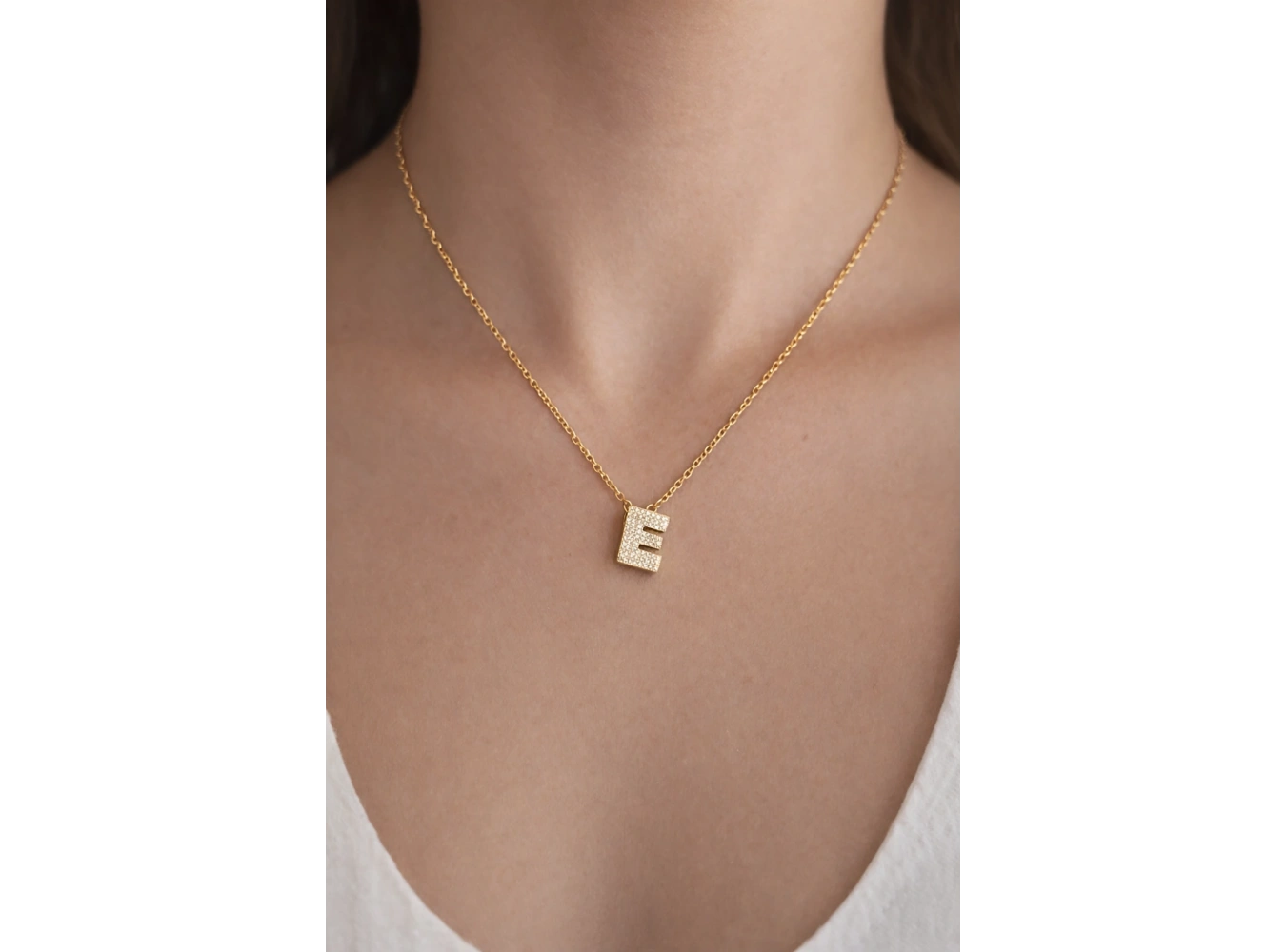 Altın Renk Taş Detaylı E Harfli Çelik Kolye