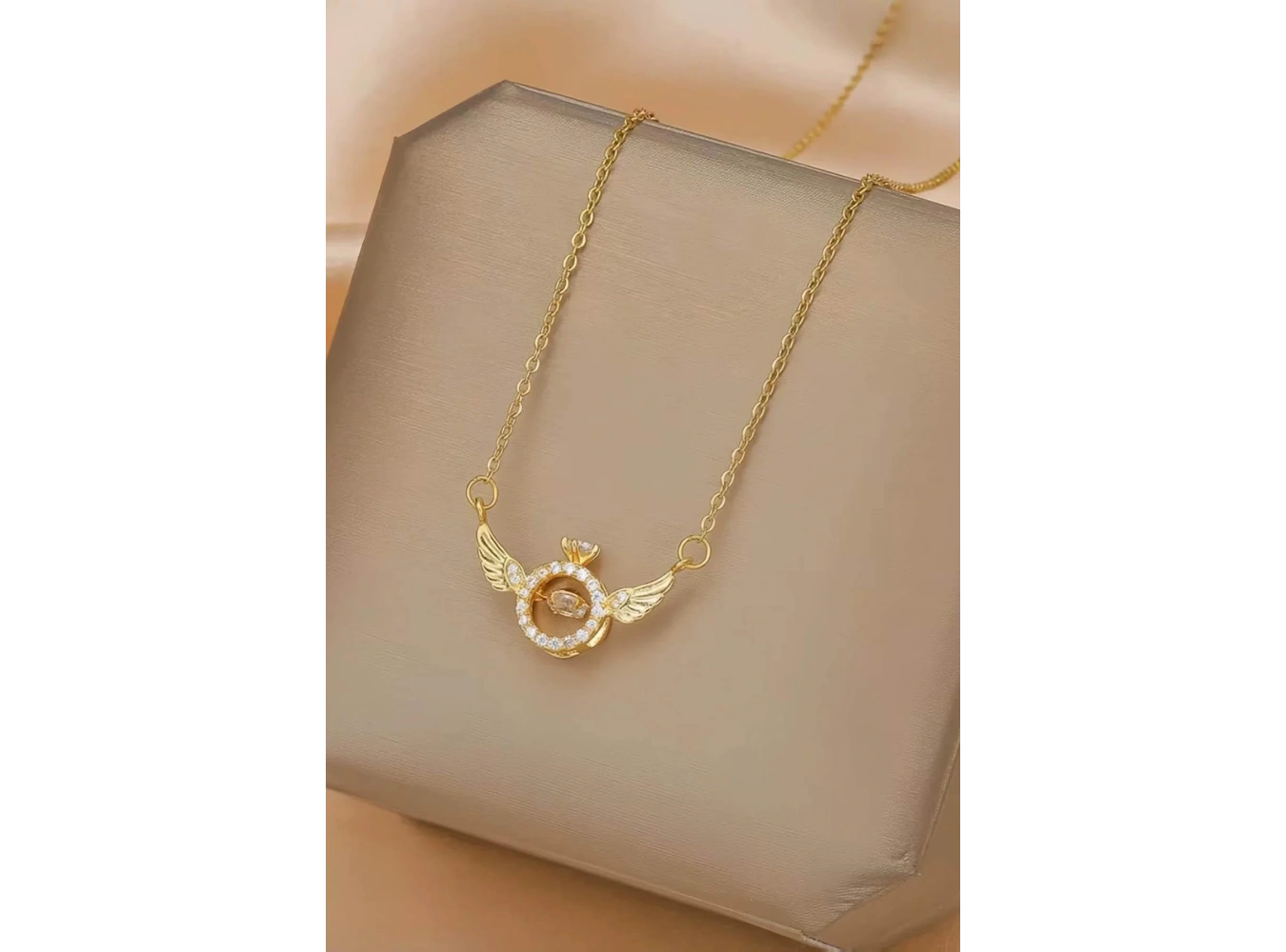 Altın Renk Taş Detaylı Kanat Figürlü Çelik Kolye