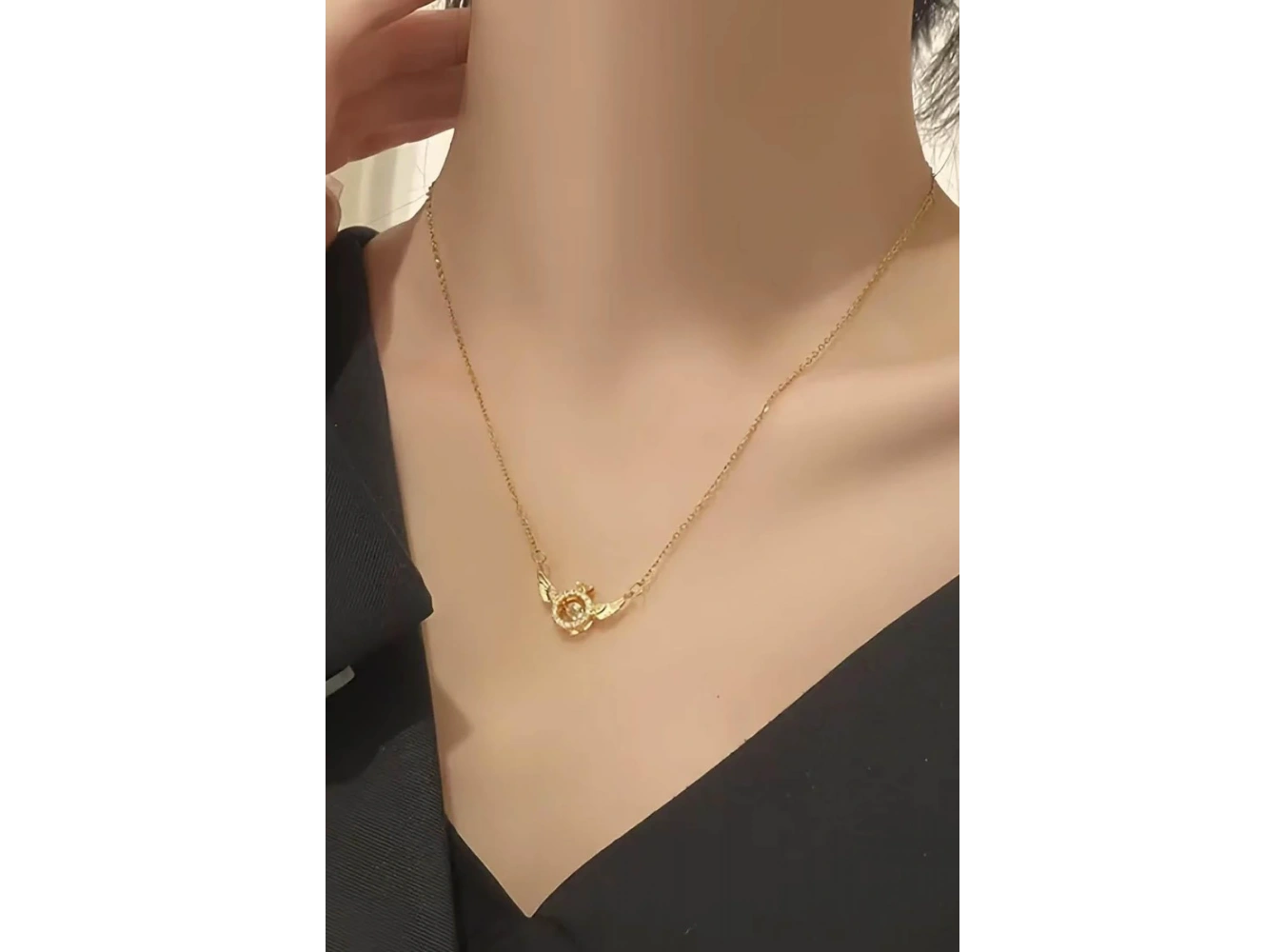 Altın Renk Taş Detaylı Kanat Figürlü Çelik Kolye