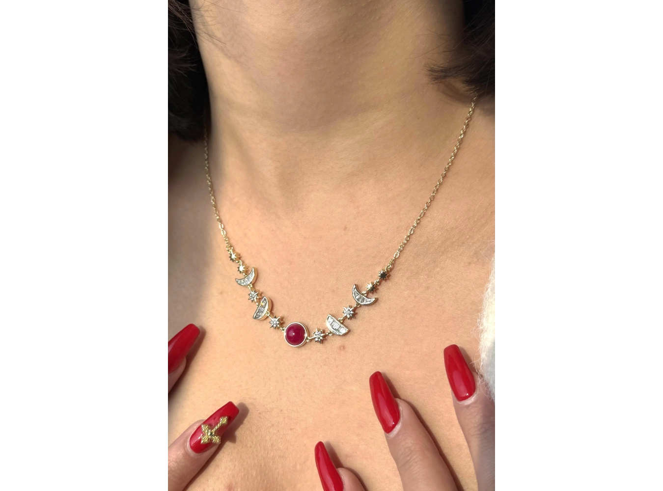 Altın Renk Taş Detaylı Kolye