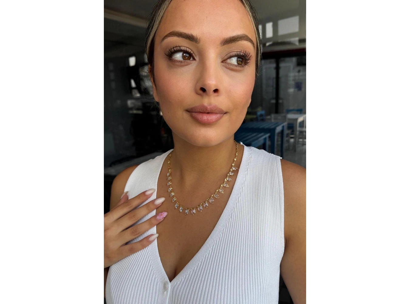 Altın Renk Taş Detaylı Kolye