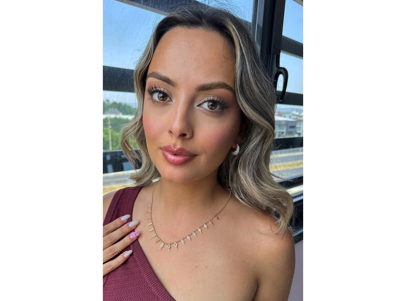 Altın Renk Taş Detaylı Kolye