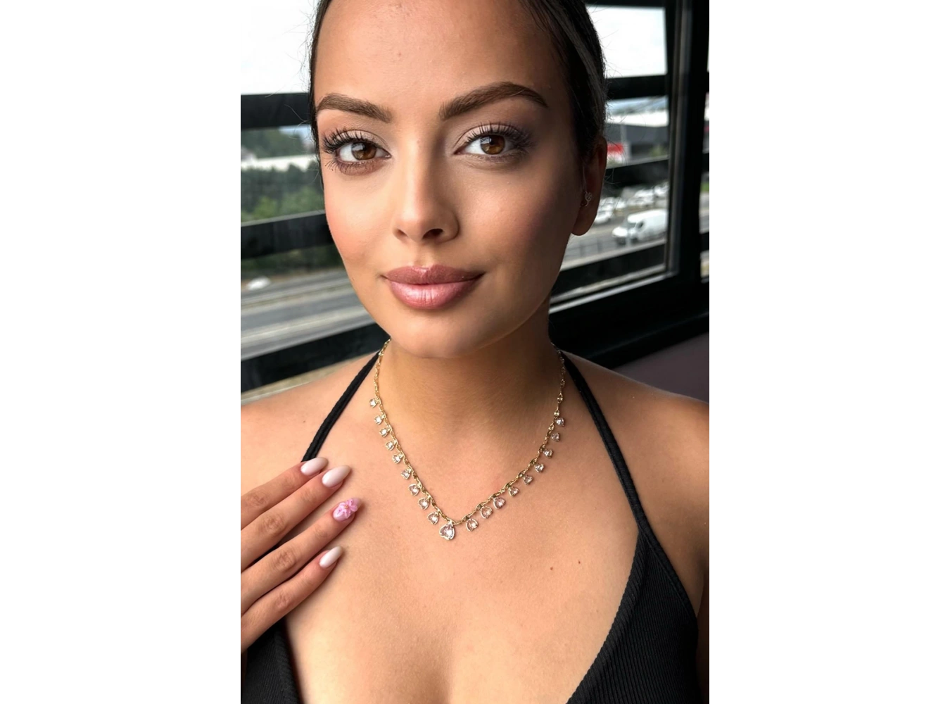 Altın Renk Taş Detaylı Kolye