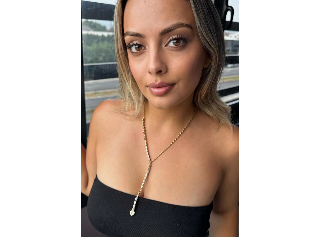 Altın Renk Taş Detaylı Kolye