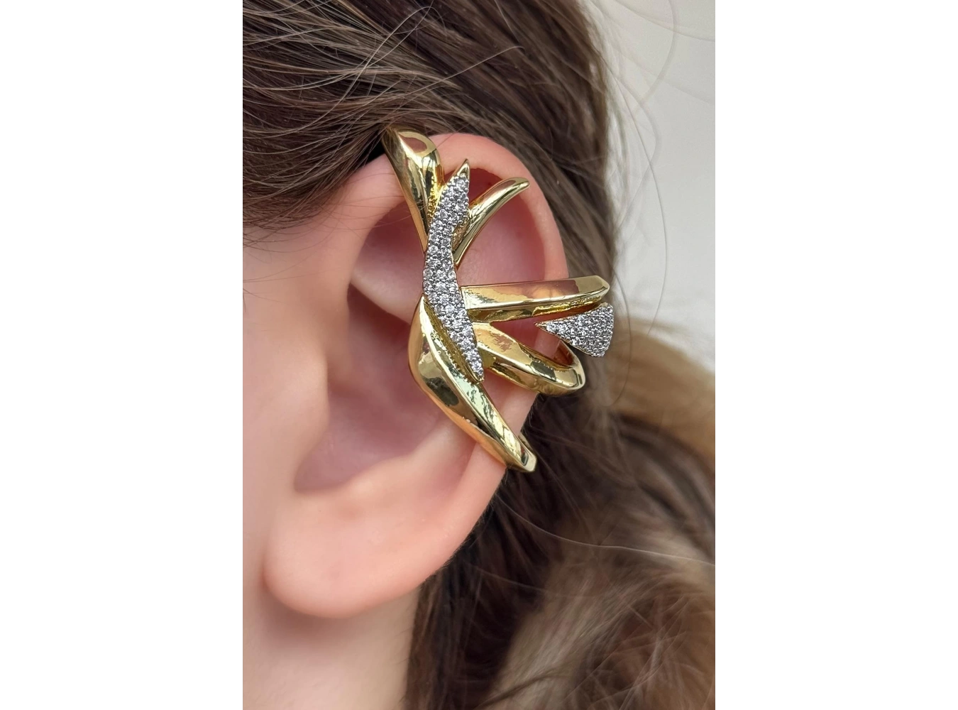 Altın Renk Taş Detaylı Kulak Aksesuarı