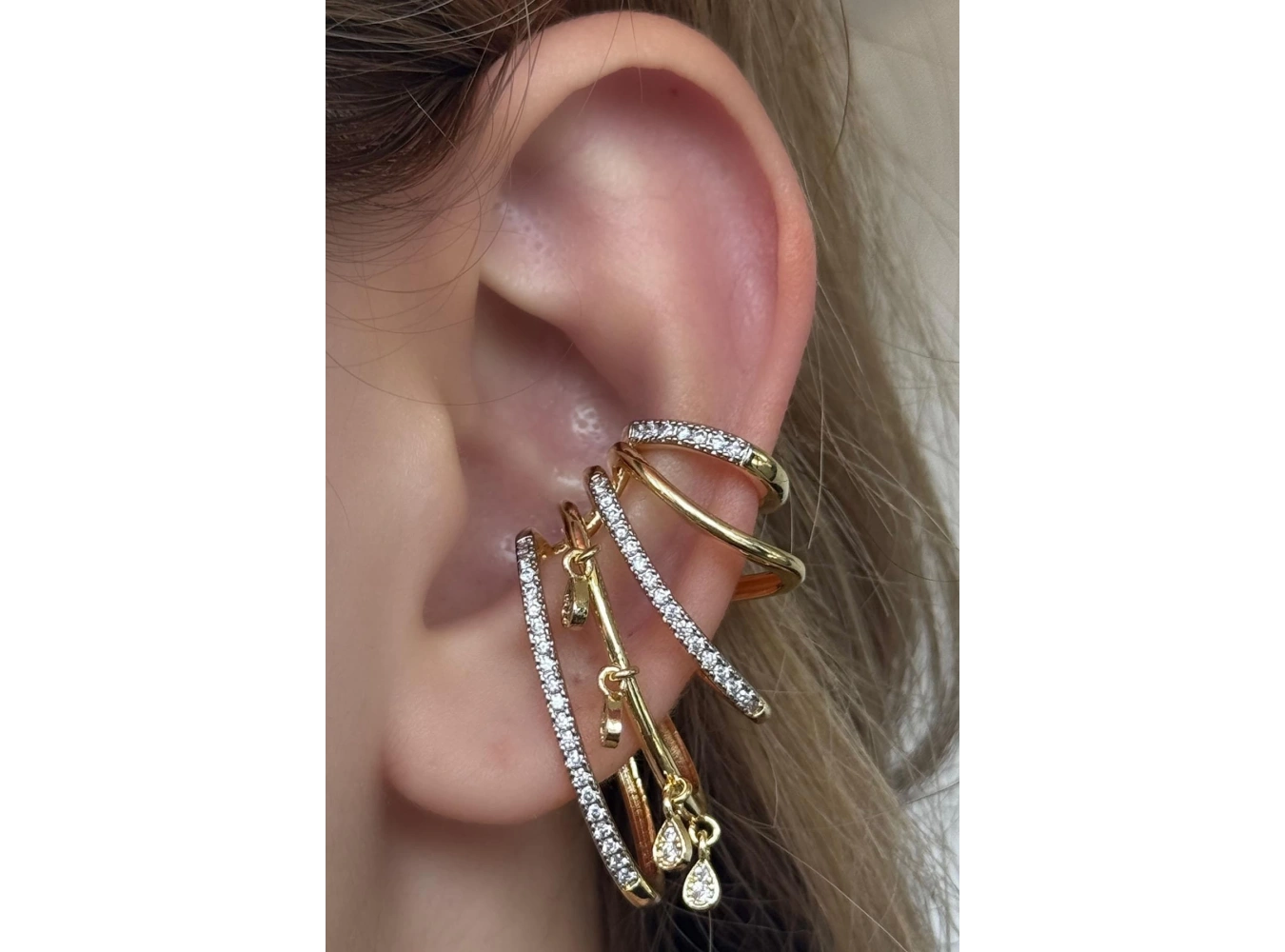 Altın Renk Taş Detaylı Kulak Aksesuarı