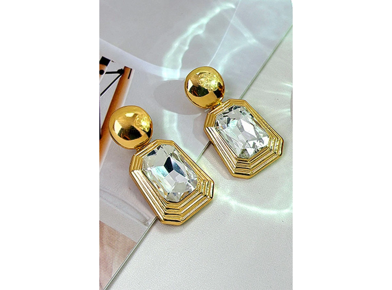 Altın Renk Taş Detaylı Küpe (Çift)