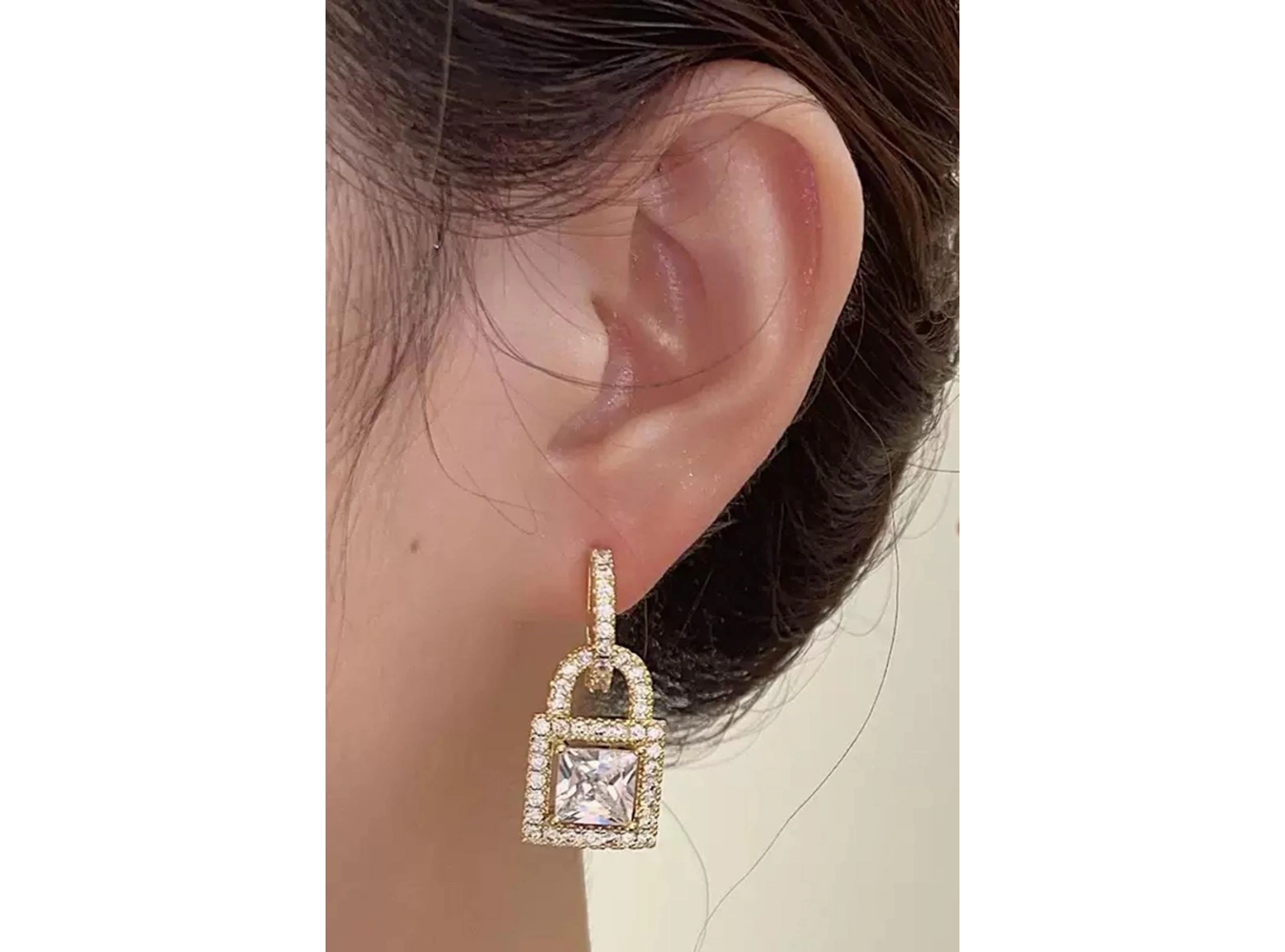 Altın Renk Taş Detaylı Küpe (Çift)