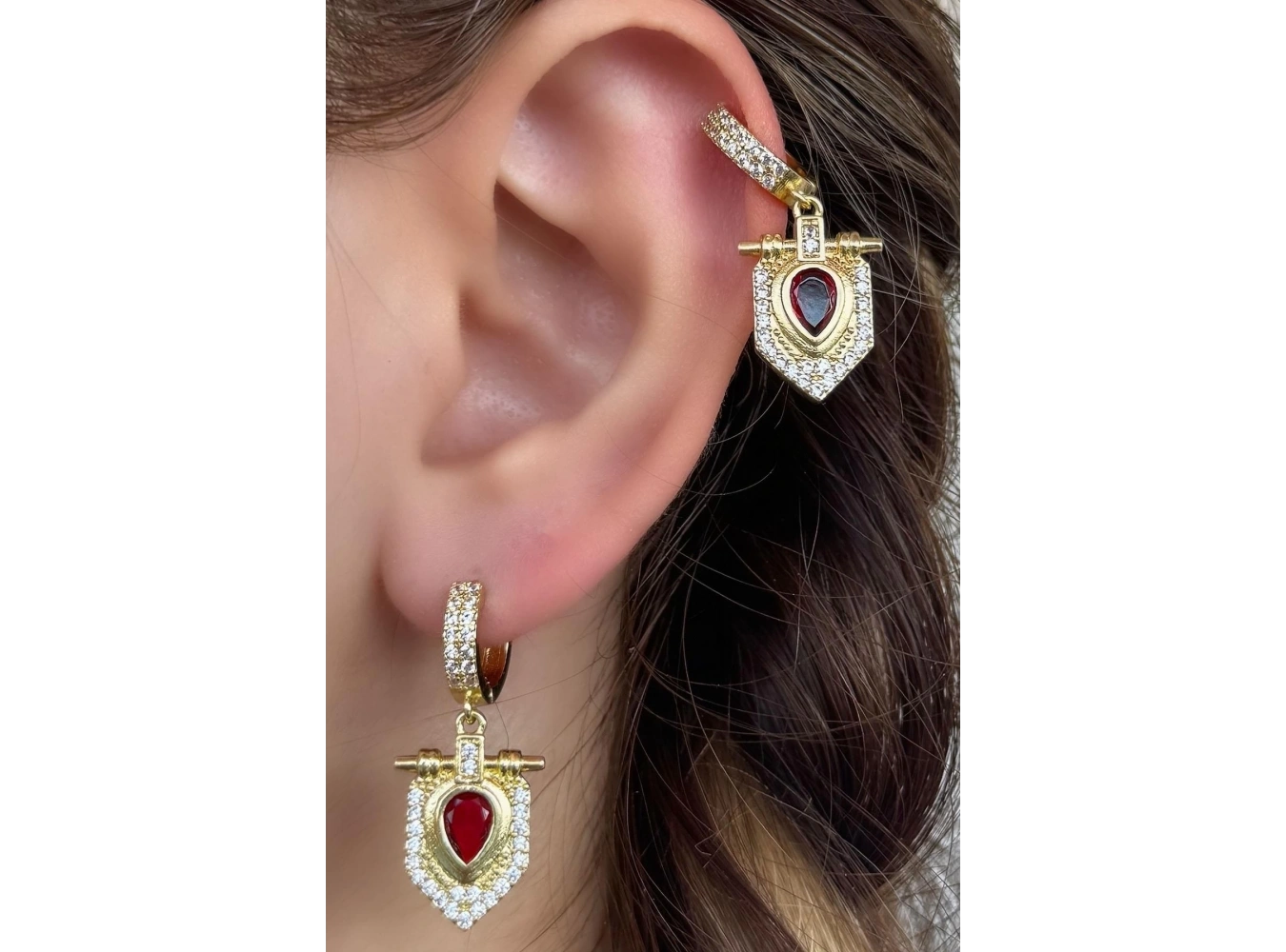 Altın Renk Taş Detaylı Küpe (Çift)