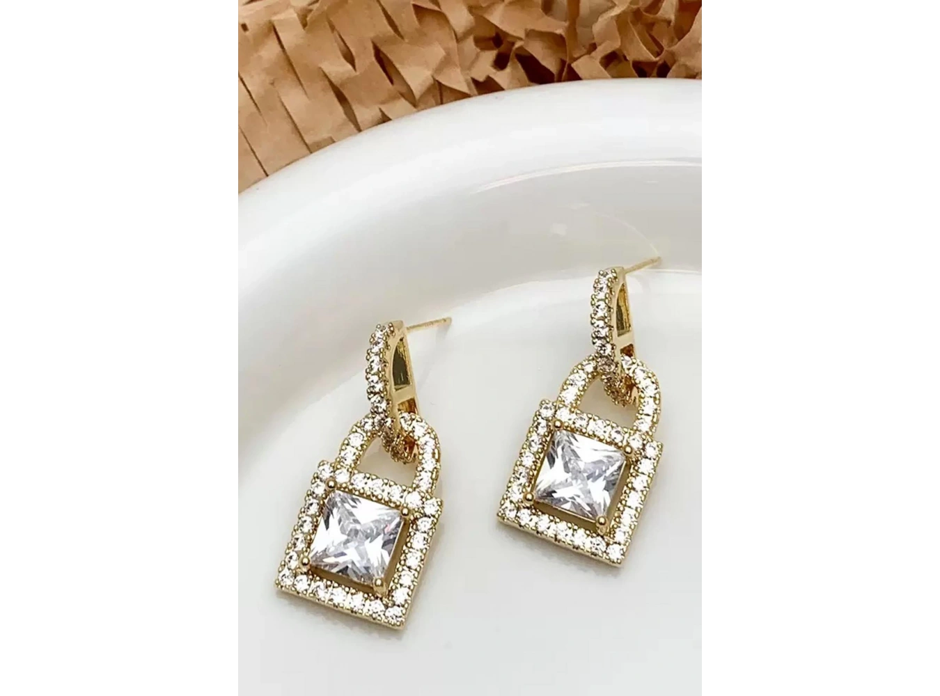 Altın Renk Taş Detaylı Küpe (Çift)