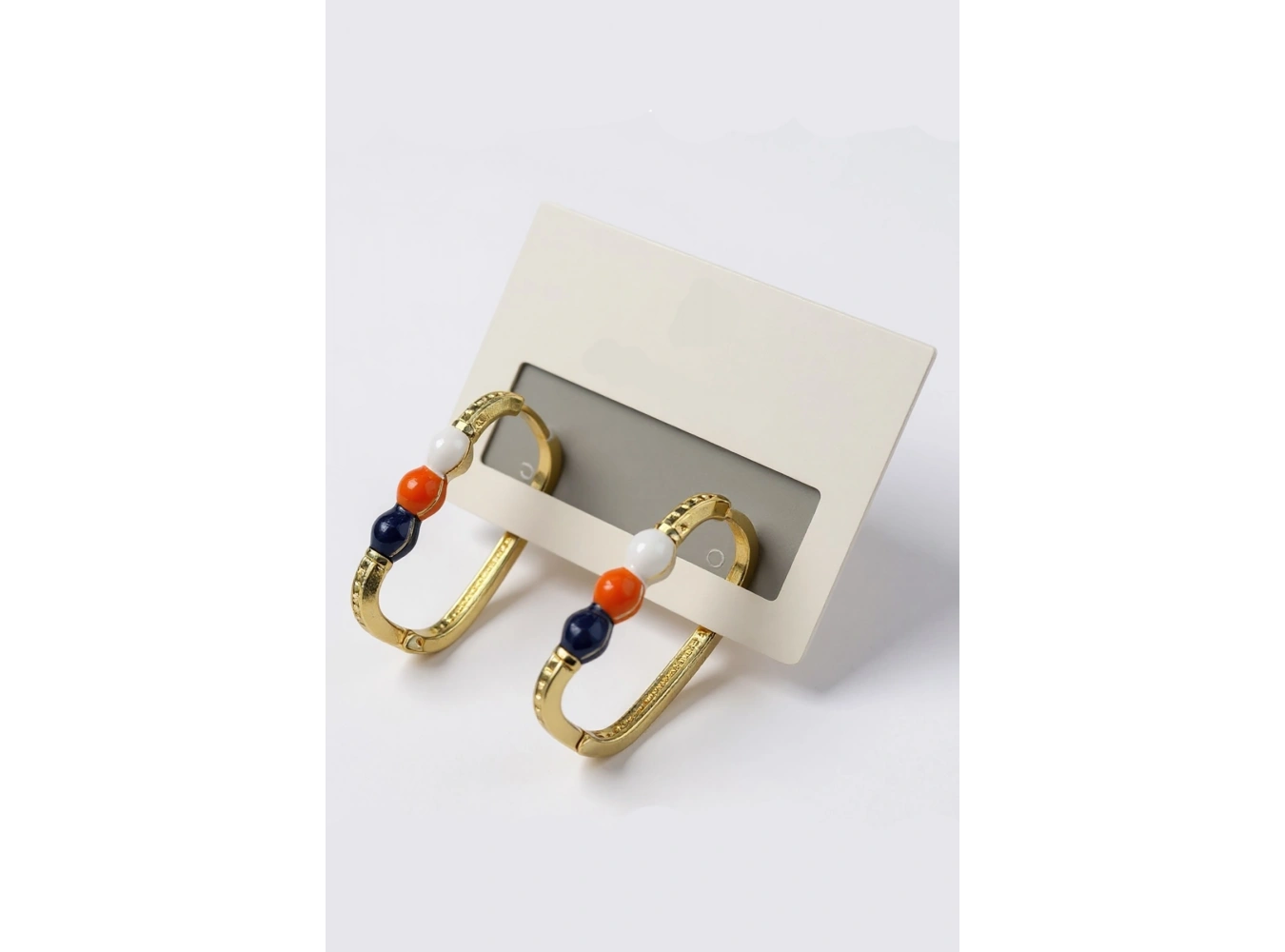 Altın Renk Taş Detaylı Küpe (Çift)