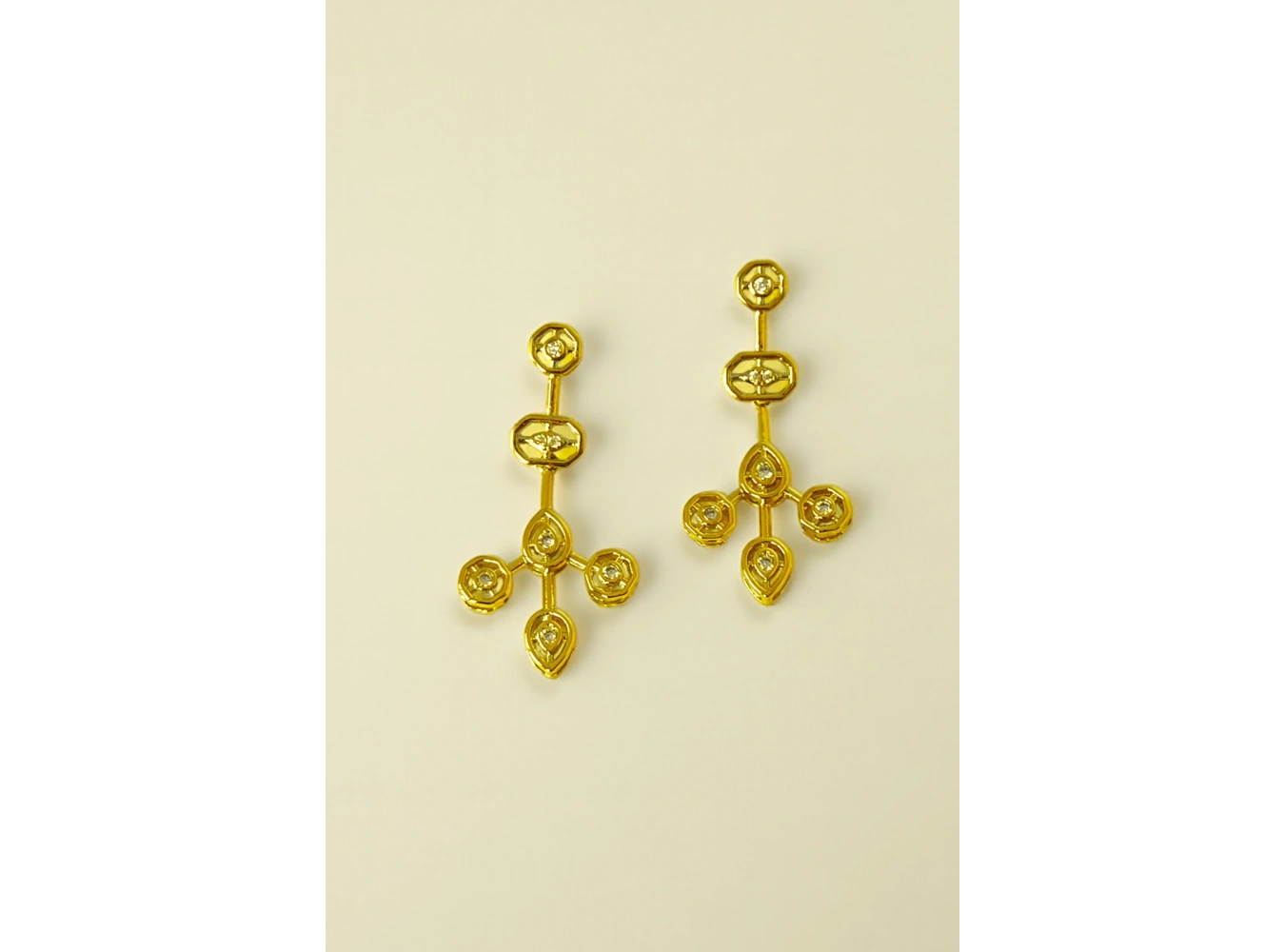 Altın Renk Taş Detaylı Küpe (Çift)