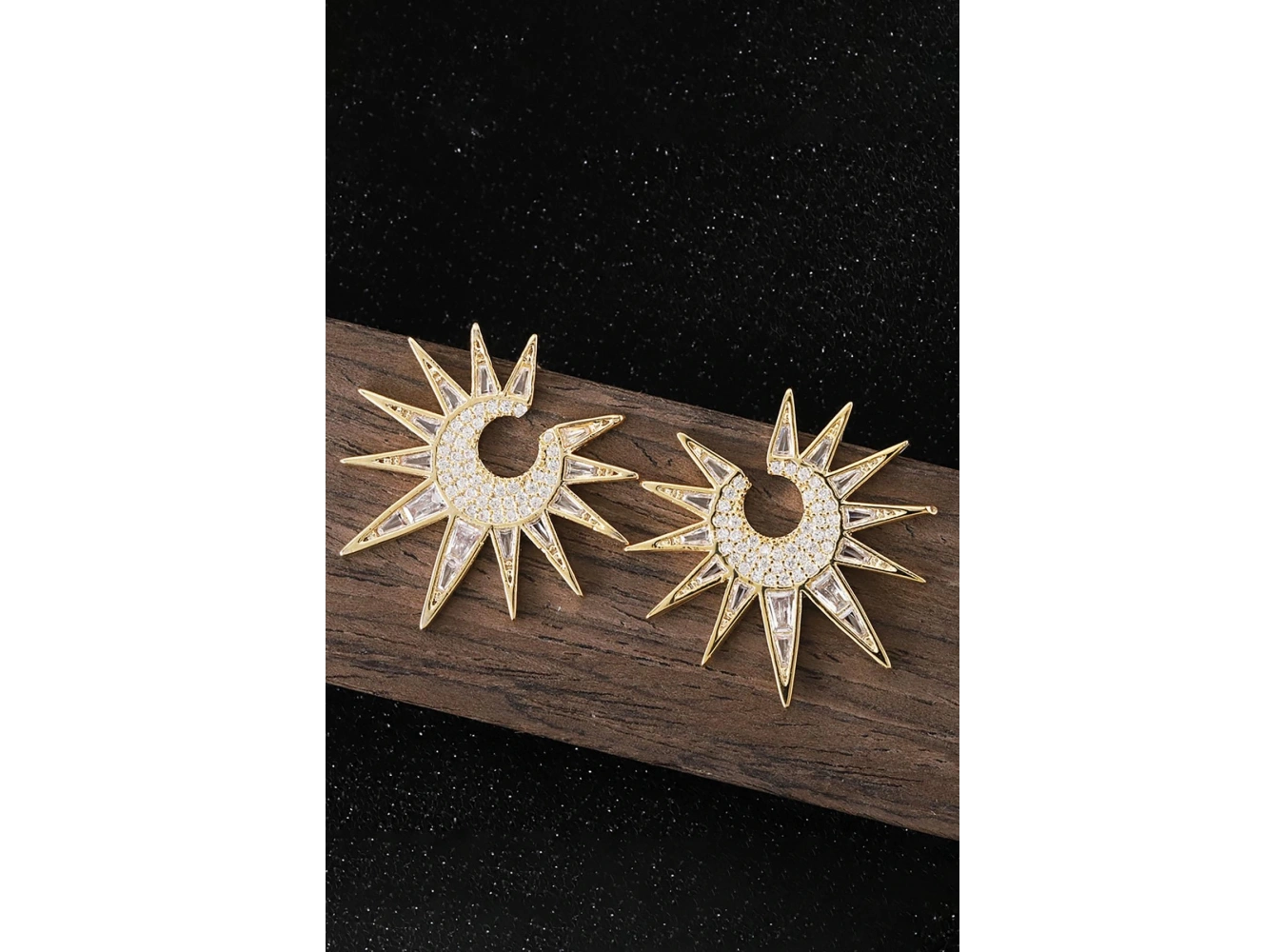 Altın Renk Taş Detaylı Küpe (Çift)