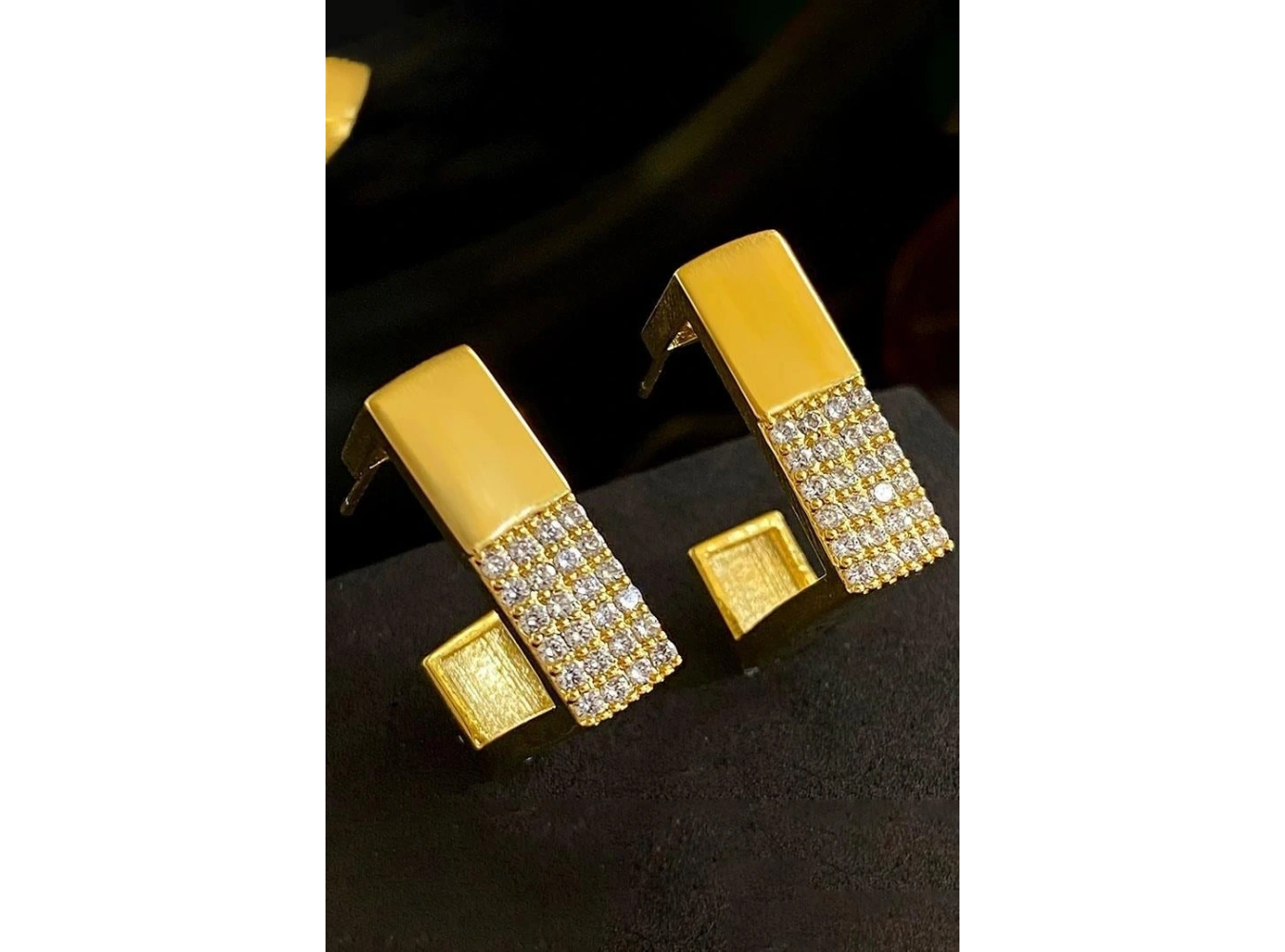 Altın Renk Taş Detaylı Küpe (Çift)