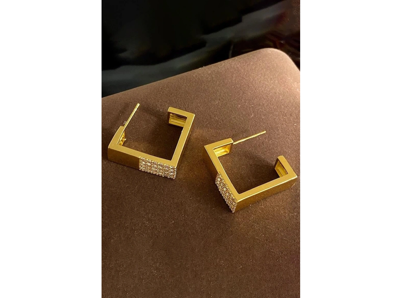 Altın Renk Taş Detaylı Küpe (Çift)