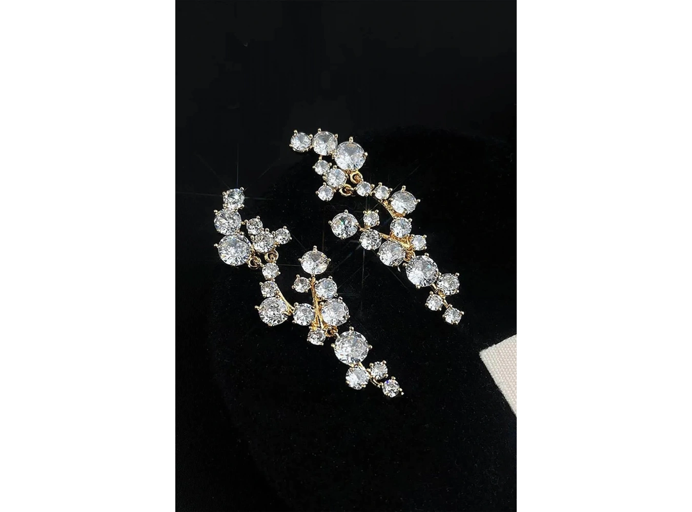 Altın Renk Taş Detaylı Küpe (Çift)